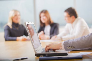 İş adamları office çalışma sorunları tartışıyor 