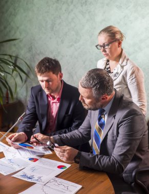 İş adamları söz ofiste çalışmak 