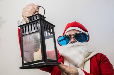Beyaz arka plan üzerinde şirin hippi Noel Baba. Noel ve yeni yıl kutlama kavramı.