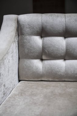 Şaşırtıcı gri renkli kanepe yakın çekim 