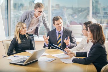 İş adamları office çalışma sorunları tartışıyor 