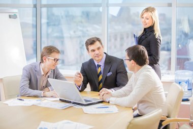 İş adamları office çalışma sorunları tartışıyor 