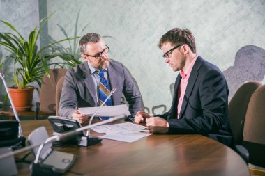 İş adamları söz ofiste çalışmak 