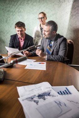 İş adamları söz ofiste çalışmak 