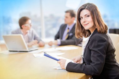 İş adamları office çalışma sorunları tartışıyor 