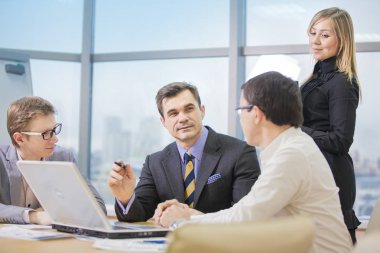 İş adamları office çalışma sorunları tartışıyor 