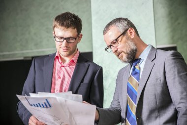 İş adamları söz ofiste çalışmak 