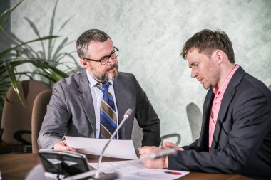 İş adamları söz ofiste çalışmak 