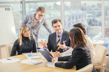 İş adamları office çalışma sorunları tartışıyor 