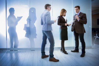 İş adamları office çalışma sorunları tartışıyor 