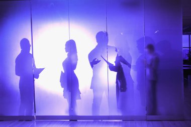 Ofis siluetleri söz iş adamları iş 