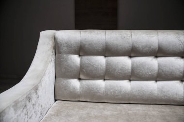 Şaşırtıcı gri renkli kanepe yakın çekim 