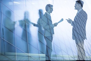 İş adamları office çalışma sorunları tartışıyor 