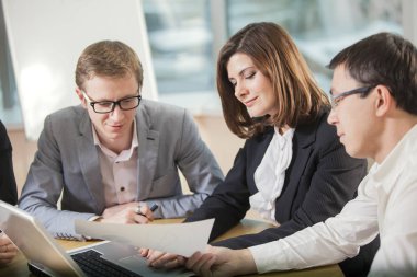 İş adamları office çalışma sorunları tartışıyor 