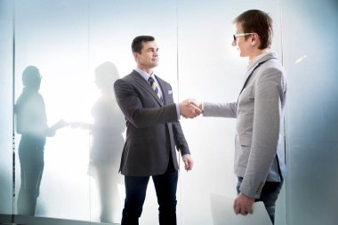 İş adamları office çalışma sorunları tartışıyor 