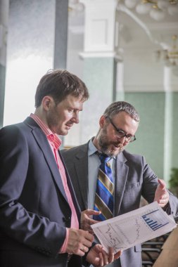 İş adamları söz ofiste çalışmak 