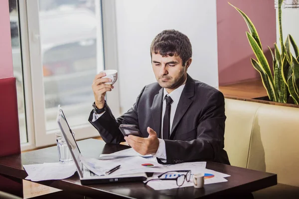 Empresario Exitoso Trabajando Proyecto — Foto de Stock