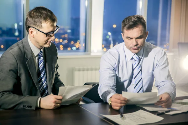 Dos Jóvenes Empresarios Discutiendo Documento Sobre Reunión — Foto de Stock