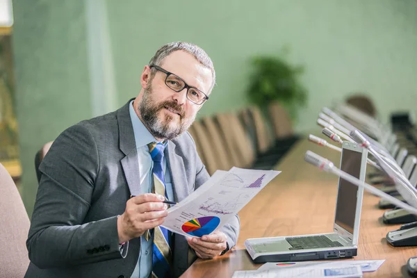 Hombre Negocios Guapo Con Barba Trabajando Oficina — Foto de Stock