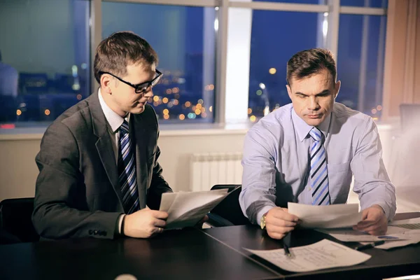 Dos Jóvenes Empresarios Discutiendo Documento Sobre Reunión — Foto de Stock