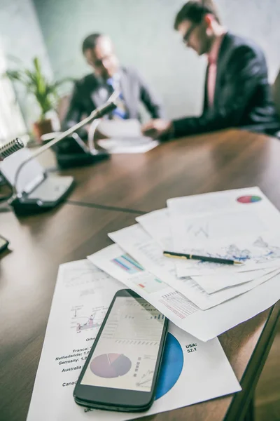 Empresários Falando Sobre Trabalho Escritório — Fotografia de Stock