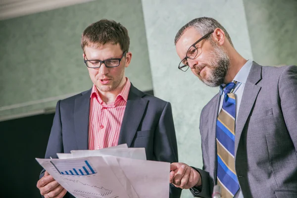 Gente Negocios Hablando Trabajo Oficina — Foto de Stock