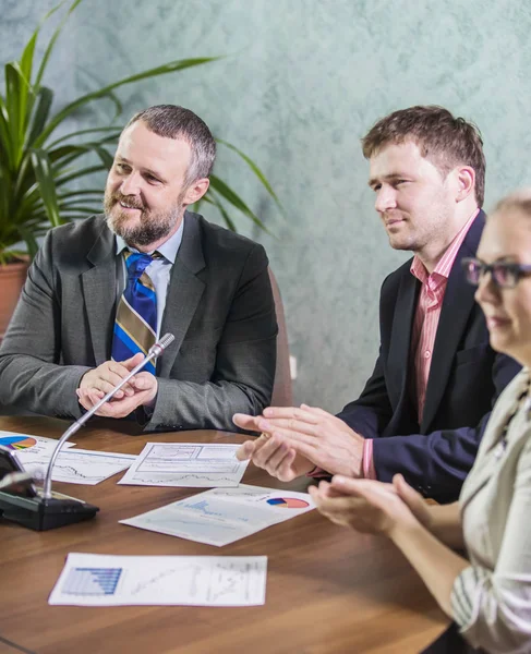 İş adamları söz ofiste çalışmak 