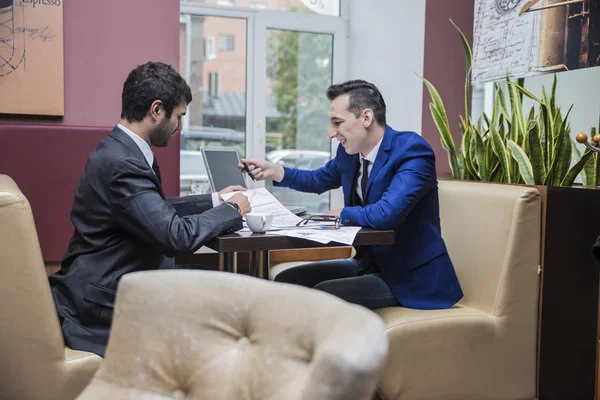 Geschäftsleute Reden Über Arbeit — Stockfoto