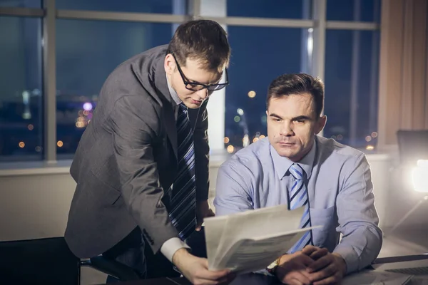 Dos Jóvenes Empresarios Discutiendo Documento Sobre Reunión — Foto de Stock