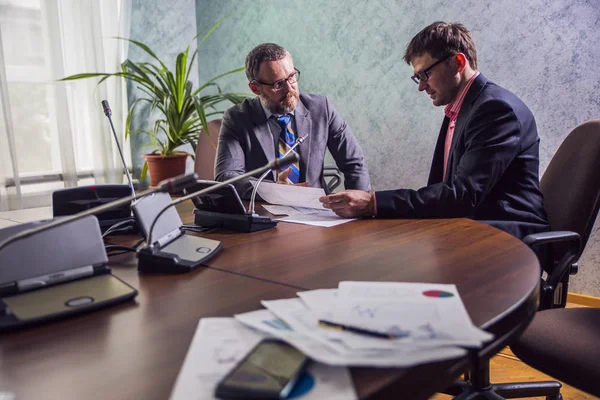 Gente Negocios Hablando Trabajo Oficina — Foto de Stock