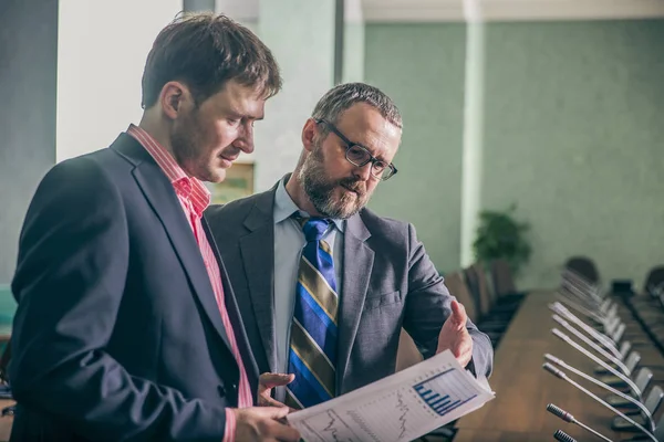 Gente Negocios Hablando Trabajo Oficina — Foto de Stock