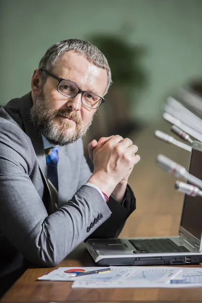 Hombre Negocios Guapo Con Barba Trabajando Oficina — Foto de Stock