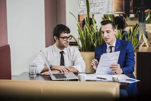 Empresários Falando Trabalho — Fotografia de Stock