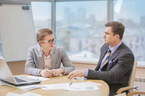 Geschäftsleute Diskutieren Über Arbeitsprobleme Büro — Stockfoto