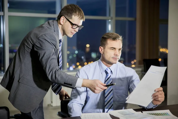 Dos Jóvenes Empresarios Discutiendo Documento Sobre Reunión — Foto de Stock