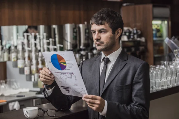 Hombre Negocios Exitoso Sosteniendo Carta Colores Trabajando Proyecto — Foto de Stock