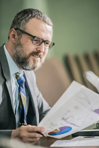 Hombre Negocios Guapo Con Barba Trabajando Oficina — Foto de Stock