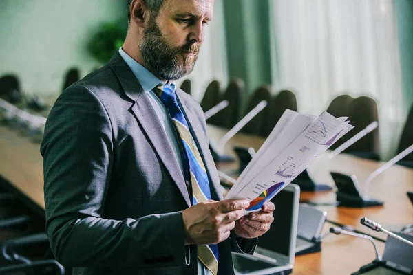 Hombre Negocios Guapo Con Barba Trabajando Oficina — Foto de Stock