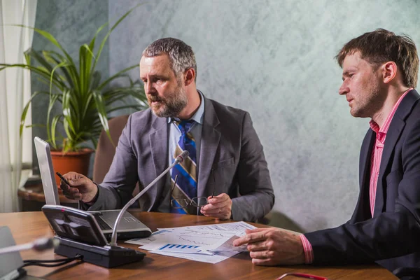 Gente Negocios Hablando Trabajo Oficina — Foto de Stock