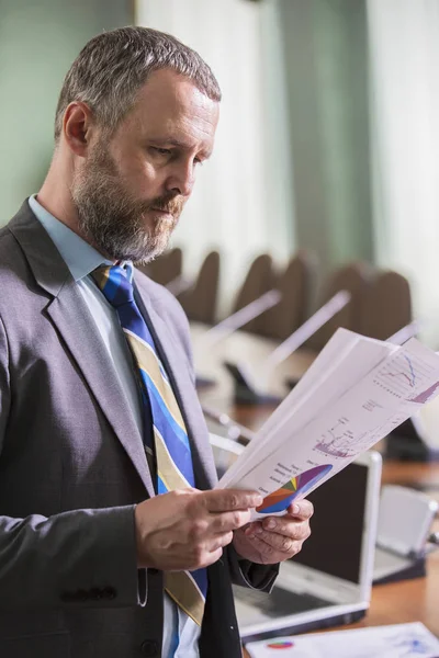 Hombre Negocios Guapo Con Barba Trabajando Oficina — Foto de Stock