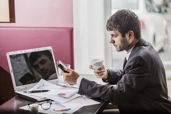 Empresário Bem Sucedido Que Trabalha Projecto — Fotografia de Stock