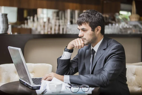 Empresário Bem Sucedido Que Trabalha Projecto — Fotografia de Stock