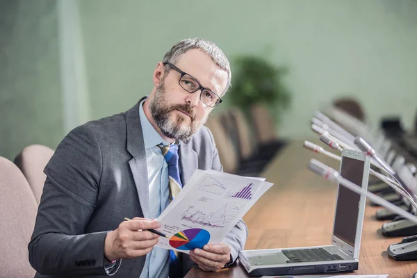 Hombre Negocios Guapo Con Barba Trabajando Oficina — Foto de Stock