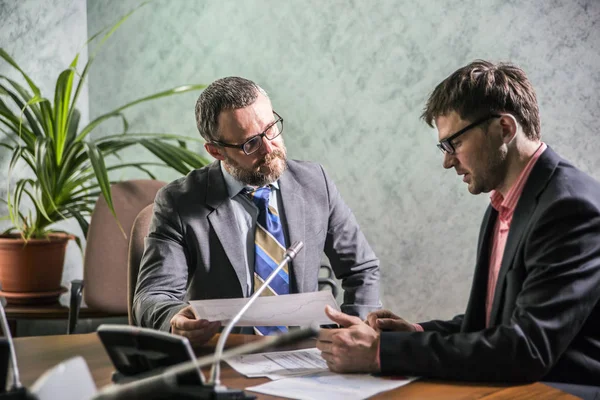 Gente Negocios Hablando Trabajo Oficina — Foto de Stock