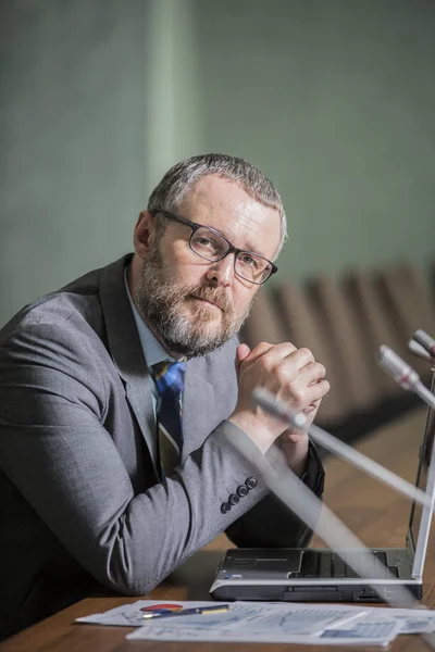 Hombre Negocios Guapo Con Barba Trabajando Oficina — Foto de Stock