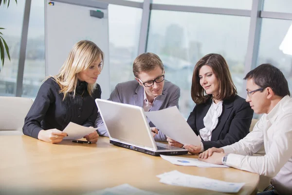 Empresários Discutindo Problemas Trabalho Escritório — Fotografia de Stock