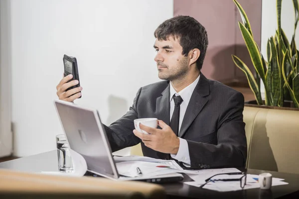 Empresário Bem Sucedido Que Trabalha Projecto — Fotografia de Stock