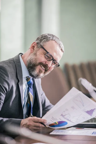 Hombre Negocios Guapo Con Barba Trabajando Oficina — Foto de Stock