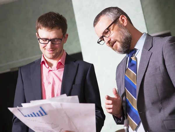 Gente Negocios Hablando Trabajo Oficina — Foto de Stock