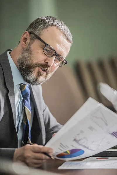 Hombre Negocios Guapo Con Barba Trabajando Oficina — Foto de Stock